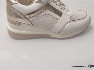 Продам кроссовки