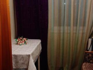 СДАЁТСЯ КОМНАТА В 3КОМ. КВАР. С ХОЗЯЙКОЙ.