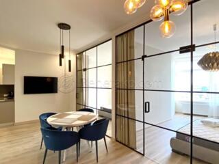 Код: 1096. Стильные апартаменты с тремя спальнями возле моря.