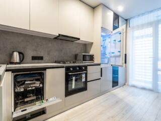 Сдаю 2 комнатную квартиру+ ливинг, кухня, санузел, лоджия, евроремонт