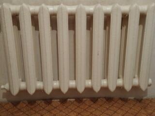 Se vind radiatoare din fontă a cîte 70 lei secția.