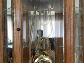 Настенные маятниковые часы в деревянном каркасе