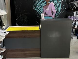 Стойка консультантов с витриной