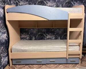 Двухъярусная кровать