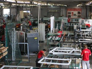 Нужны работники на производство окон и дверей из ПВХ. Зарплата 1200 $.