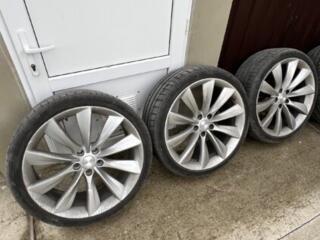Продам диски на Теслу s и X 245/35 r 21 В отличном состоянии с резиной