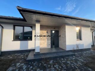 Будинок побудований з газоблоку з утепленням, має сучасний дизайн та .