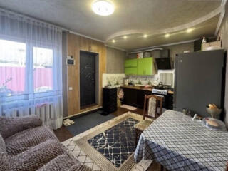 Продается 2-х этажный крепкий дом. На первом этаже расположены кухня, 