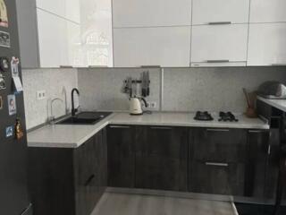 Предлагается к продаже просторная двухкомнатная квартира район Парка .