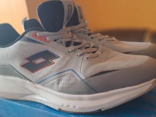 Продаются кроссовки фирмы Lotto