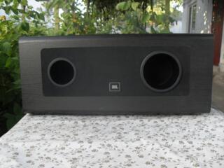 Сабвуфер JBL и сабвуфер Jamaha.