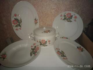 Продается посуда из чешского столового сервиза: супница, блюда диаметром 30