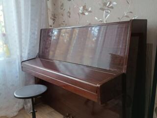 Продам пианино и стул