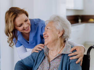 Требуется сиделка за женщиной