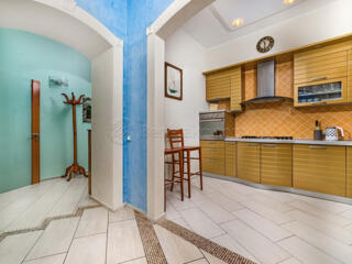 Код: 1038. Двухуровневая 4к. квартира в центре Одессы.