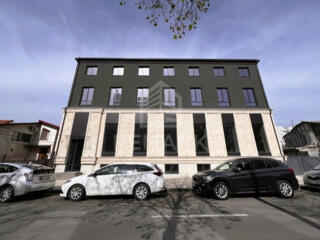 Se dă în  chirie  clădire de oficii / spațiu comercial amplasat în ...