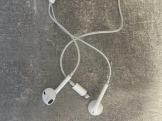 Продам новые наушники Apple