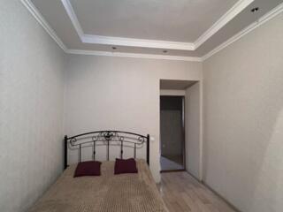 Продається двохкімнатна сталінка у Центрі