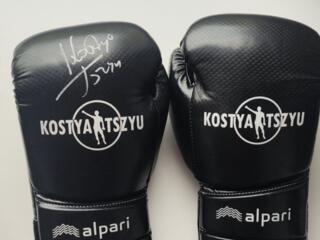 Боксерские перчатки с автографом Кости Цзю