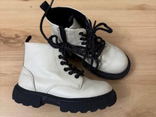 Качественная детская обувь Б/У для девочки