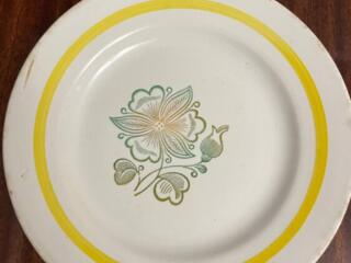 Бокалы, кондитерский шприц, стеклянный кувшин, советские тарелки