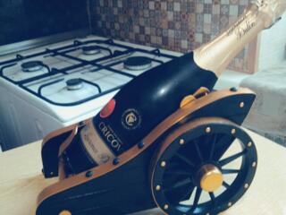 Пушка - сувенир подставка декоративная с шампанским в придачу.