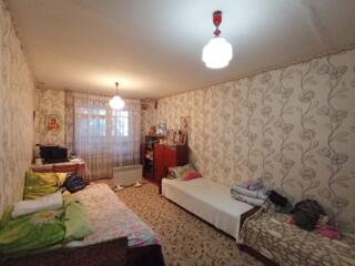 Продаются 2 комнаты с балконом в общежитии в Каменке в центре города