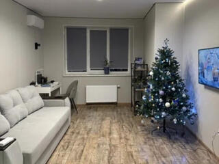 Продаётся двухкомнатная квартира. Дарницкий район, шоссе Харьковское, 