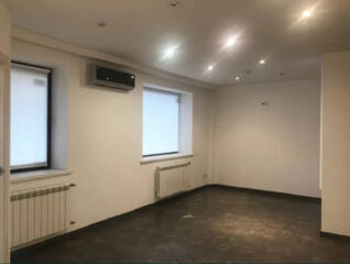 Пропонується в оренду офісне приміщення на першому поверсі з окремим .