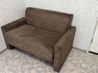 Продам компактный и универсальный диван.