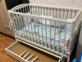 Кроватка с матрасиком/пеленальный столик/стульчик детский + плед