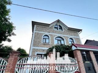 Vă propunem spre vânzare această casă în 3 nivele, sub. Vadul lui ...