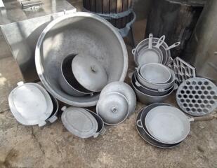 Продаю казаны и сковородки советского производства. Банки стеклянные.