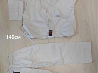 Продам 2 кимано рост 140, 150, футы, перчатки, пояса