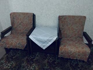 Продаю 2 кресла и столик