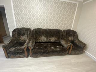 Продам диван с двумя креслами