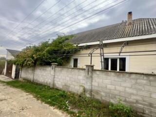 Casă într-o zonă rezidențială din spatele cartierului Dumbrava.