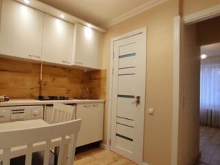 Apartament cu bucatarie, baie si veceu proprie