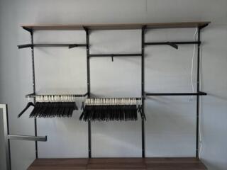 Система стеллажей на настенных направляющих