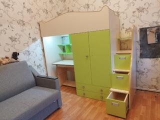 Двухъярусная детская кровать.