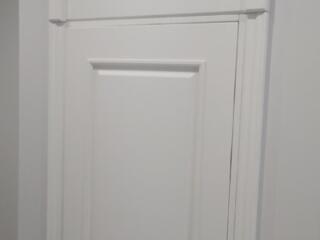 Установка дверей, плинтуса, фурнитуры, окон.