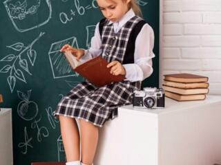 Индивидуальность школы - индивидульно разработанная школьная форма.