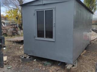 Вагончик кунг бытовка утепленный c окнами, внутри стеллажи и буржуйка