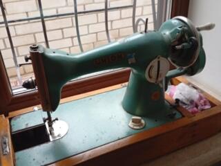 Ручная швейная машинка