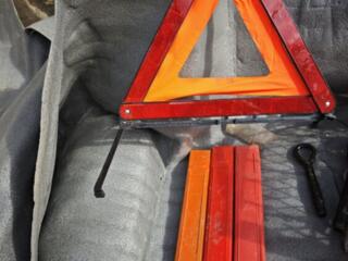 Буксировочные крюки и аварийные знаки