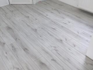 Instalam laminat, montam plinta