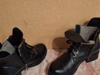 Продаю женские ботинки.