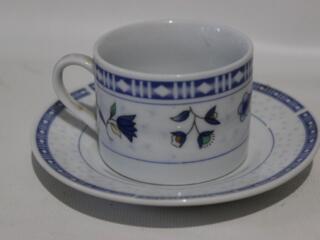 Чашки с блюдцами.