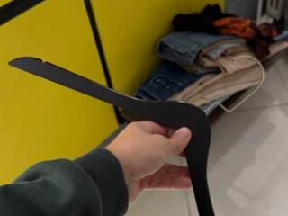 В продаже плечики