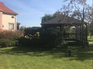 В доме 4 комнаты, кухня-столовая, зимний сад, бильярдная.Дом с ...